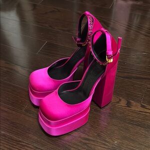 Medusa Aevitas satin platform pumps